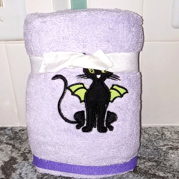 Betsey Johnson Halloween Hand Towel Set - Picture 1 of 4